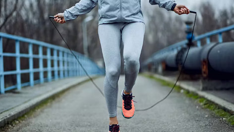 saltar a la comba es cardio en casa para bajar de peso